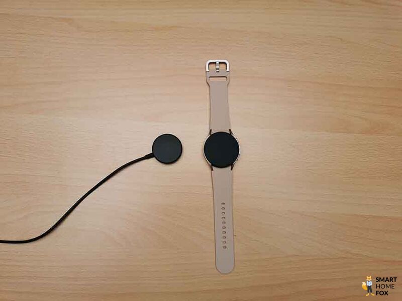 Man sieht das Ladepad der Samsung Galaxy Watch 4